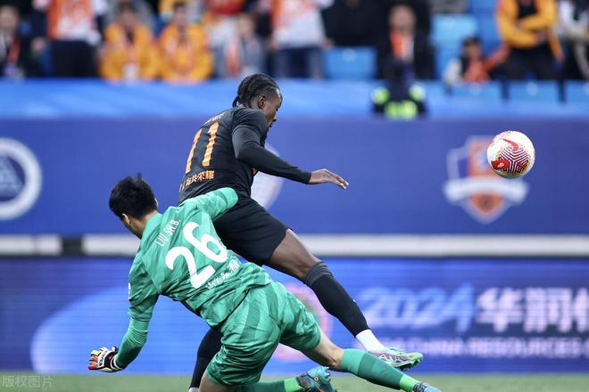 中超联赛球员表现不俗，技术娴熟