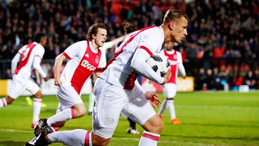 阿贾克斯客场大胜埃因霍温晋级荷甲领先 阿贾克斯客场大胜埃因霍温晋级荷甲领先