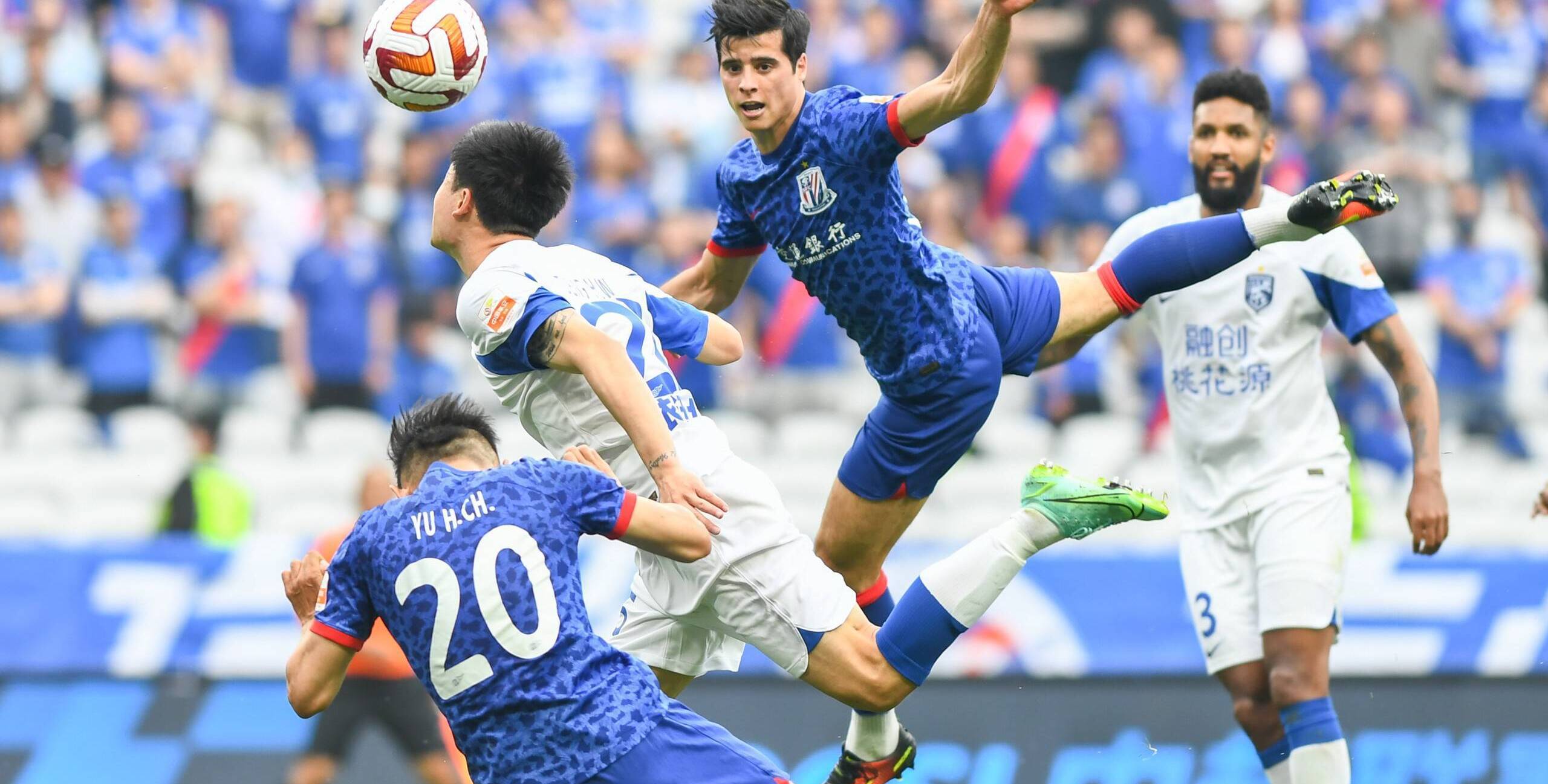 夺冠争夺白热化,球队势头逐渐壮大 夺冠争夺白热化,球队势头逐渐壮大