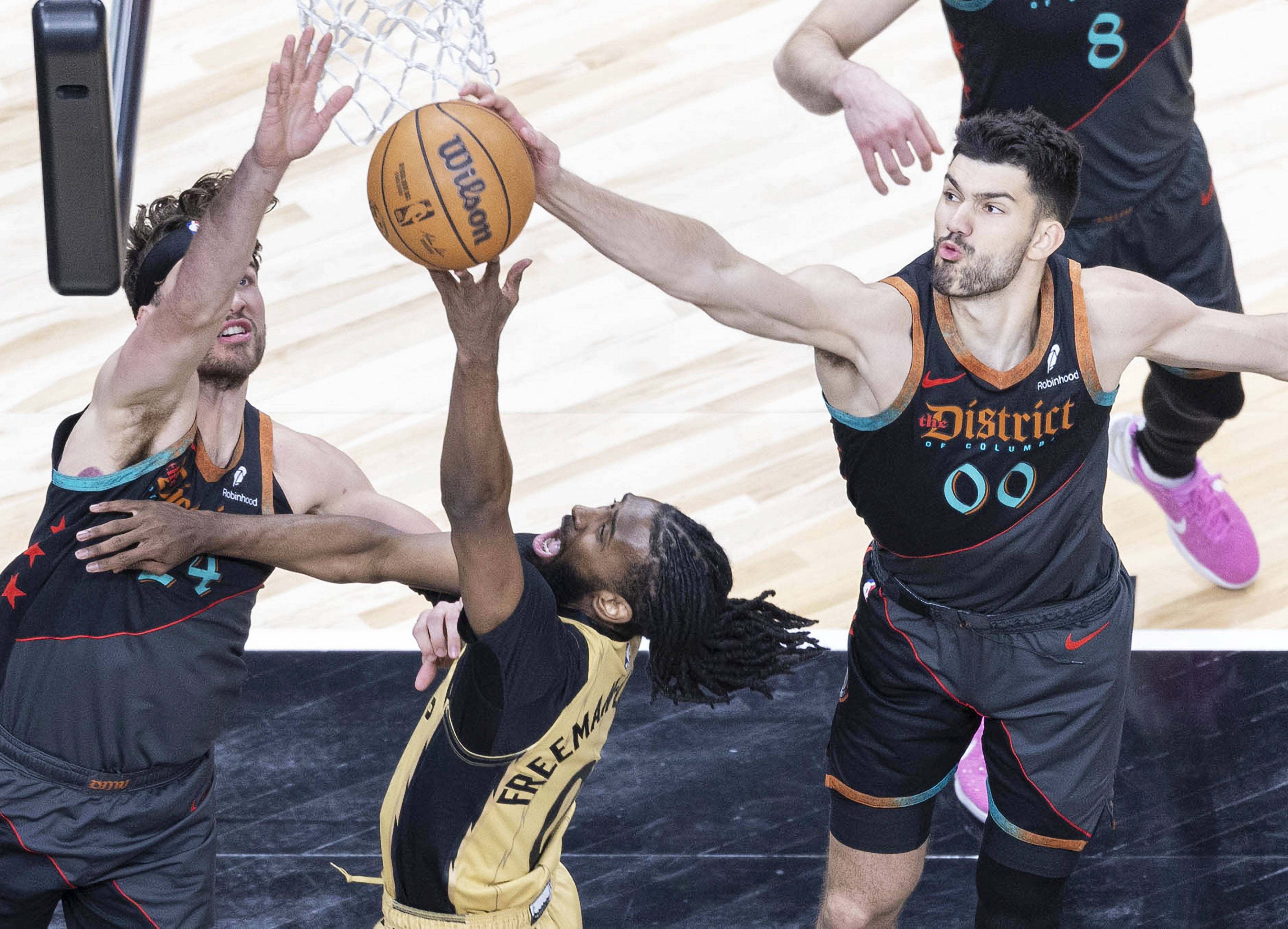 猛龙队防守高效,成功挫败对手 猛龙队防守高效,成功挫败对手