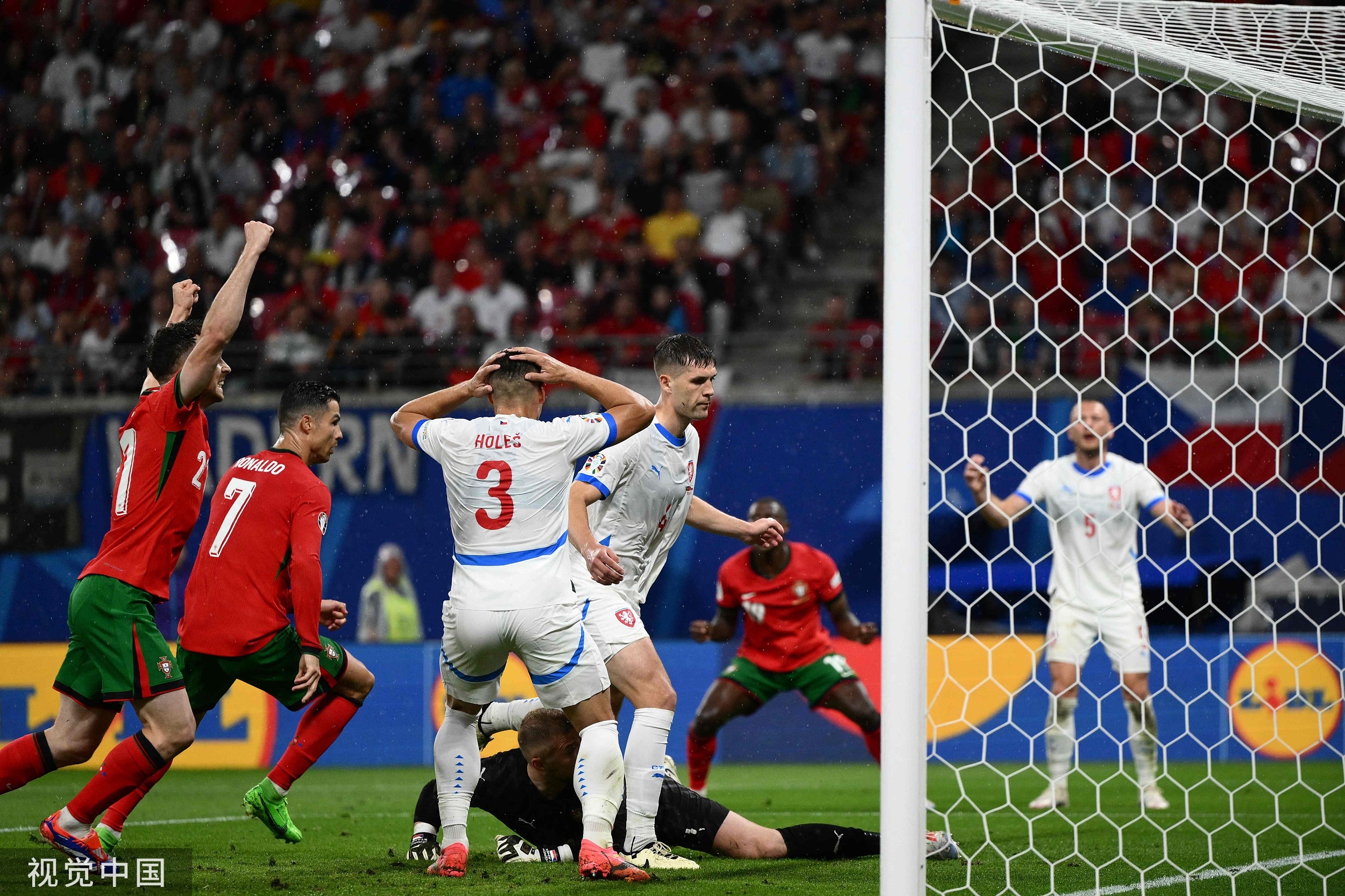 捷克队在欧洲预选赛中努力争取胜利 捷克队在欧洲预选赛中努力争取胜利