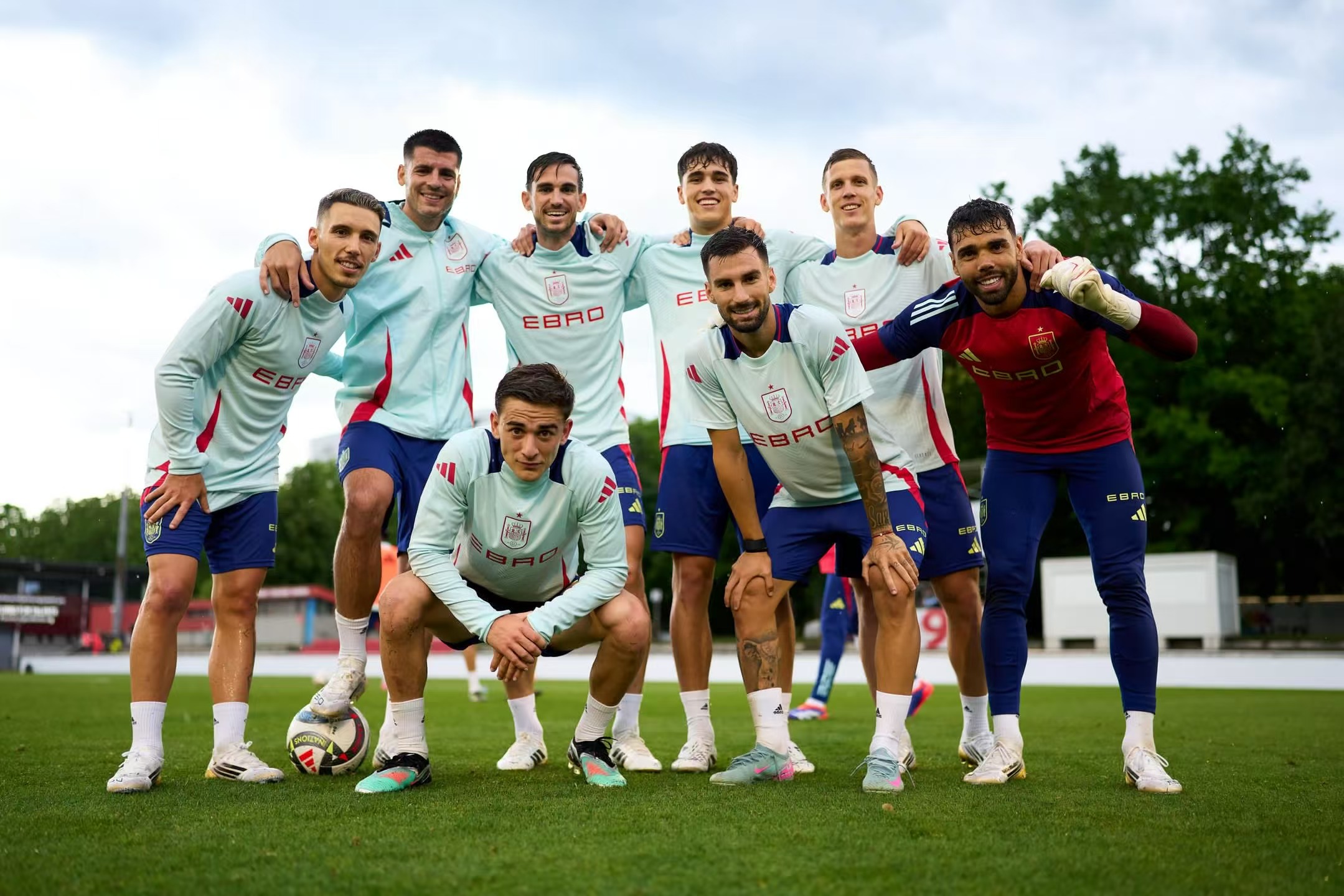 欧国联比赛赛场上演经典对决再现