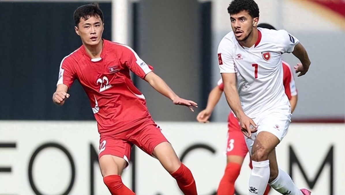 双方球队在争夺胜利的激烈战斗中展开对决 双方球队在争夺胜利的激烈战斗中展开对决