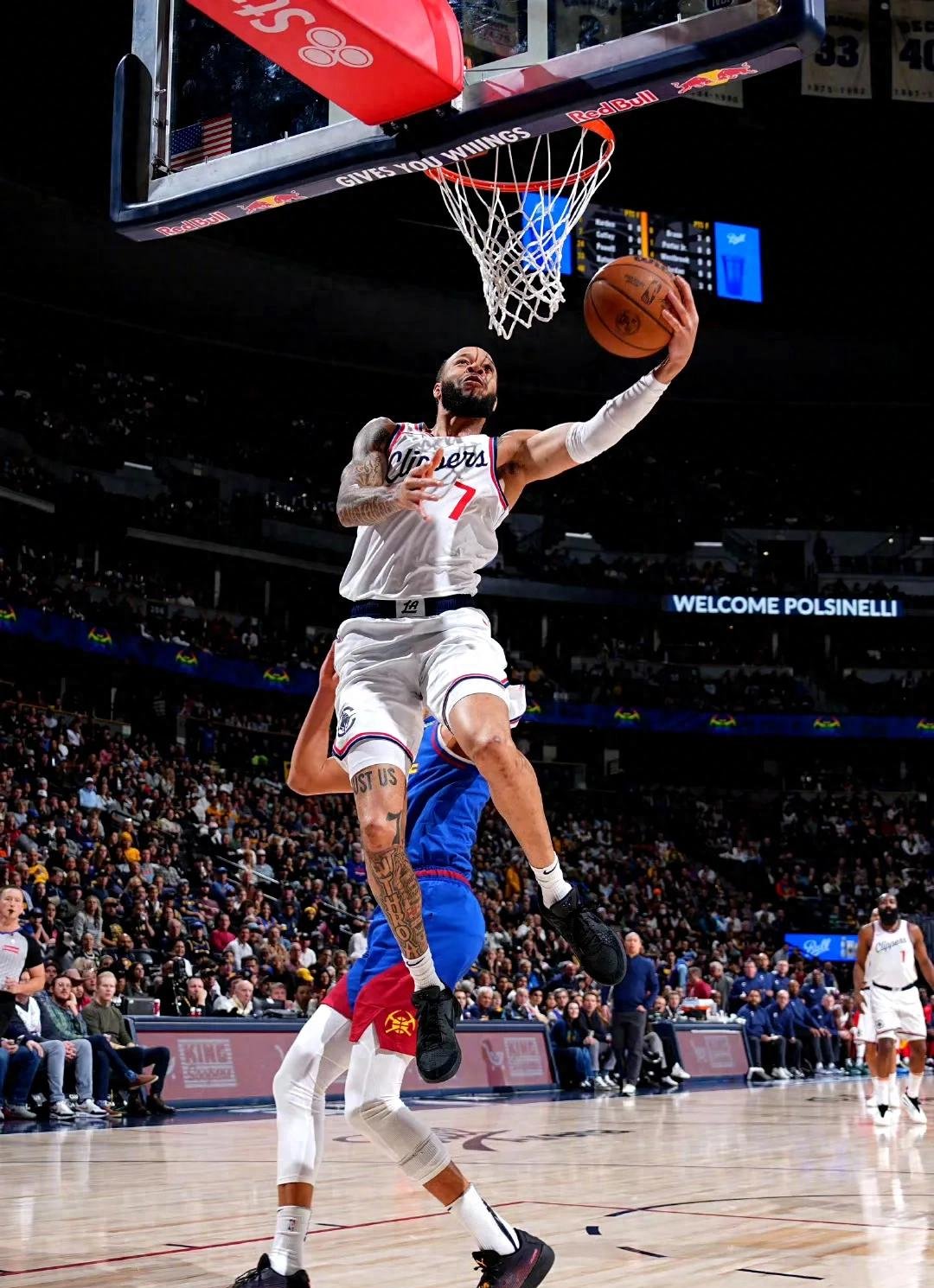 比赛中一支球队快攻打出高效战术 比赛中一支球队快攻打出高效战术