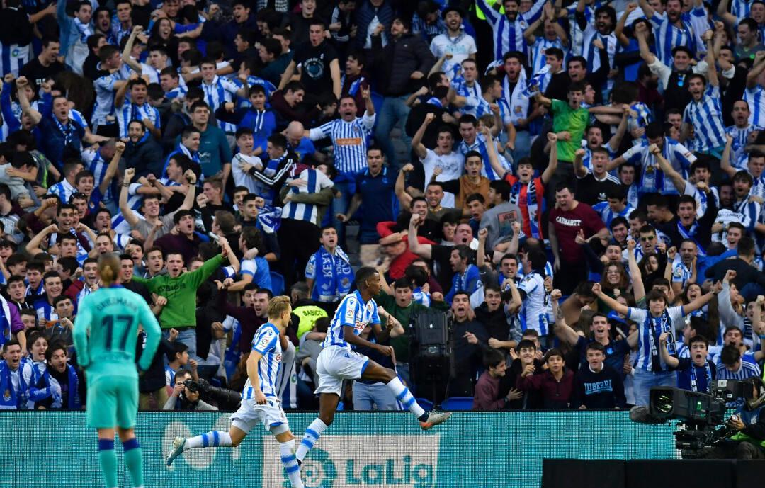 西班牙中场伊萨克-阿尔瓦雷斯参加音乐会展现唱歌才华的简单介绍 西班牙中场伊萨克-阿尔瓦雷斯参加音乐会展现唱歌才华的简单介绍