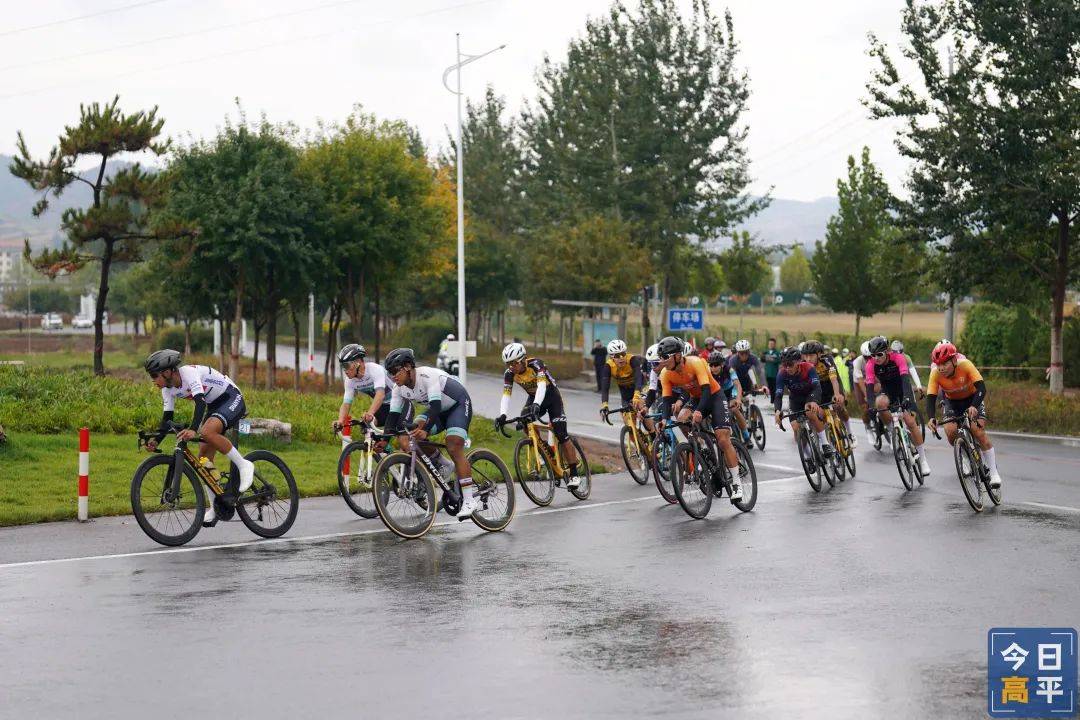 自行车赛道速度与激情,选手争分夺秒 自行车赛道速度与激情,选手争分夺秒