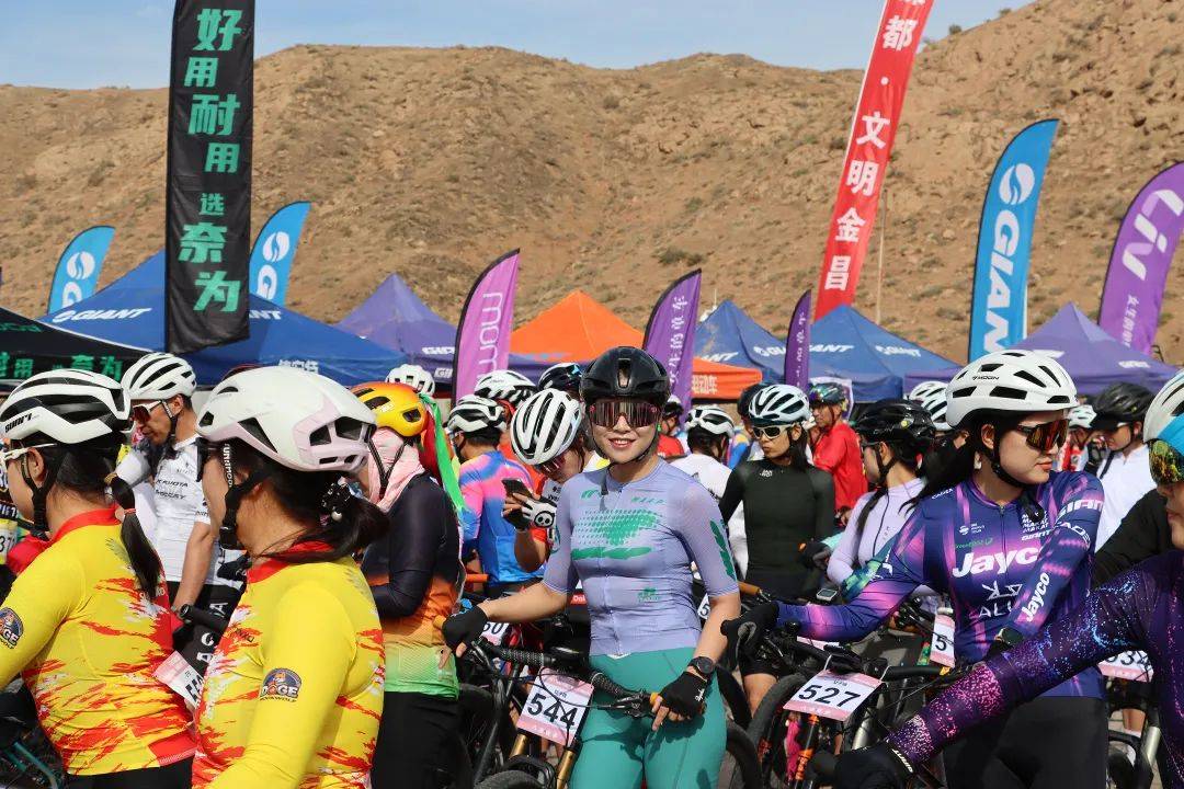 自行车赛道速度与激情,选手争分夺秒 自行车赛道速度与激情,选手争分夺秒