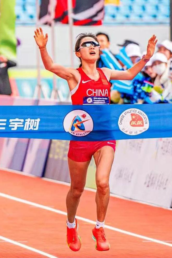 运动员们在比赛中取得紧张胜利