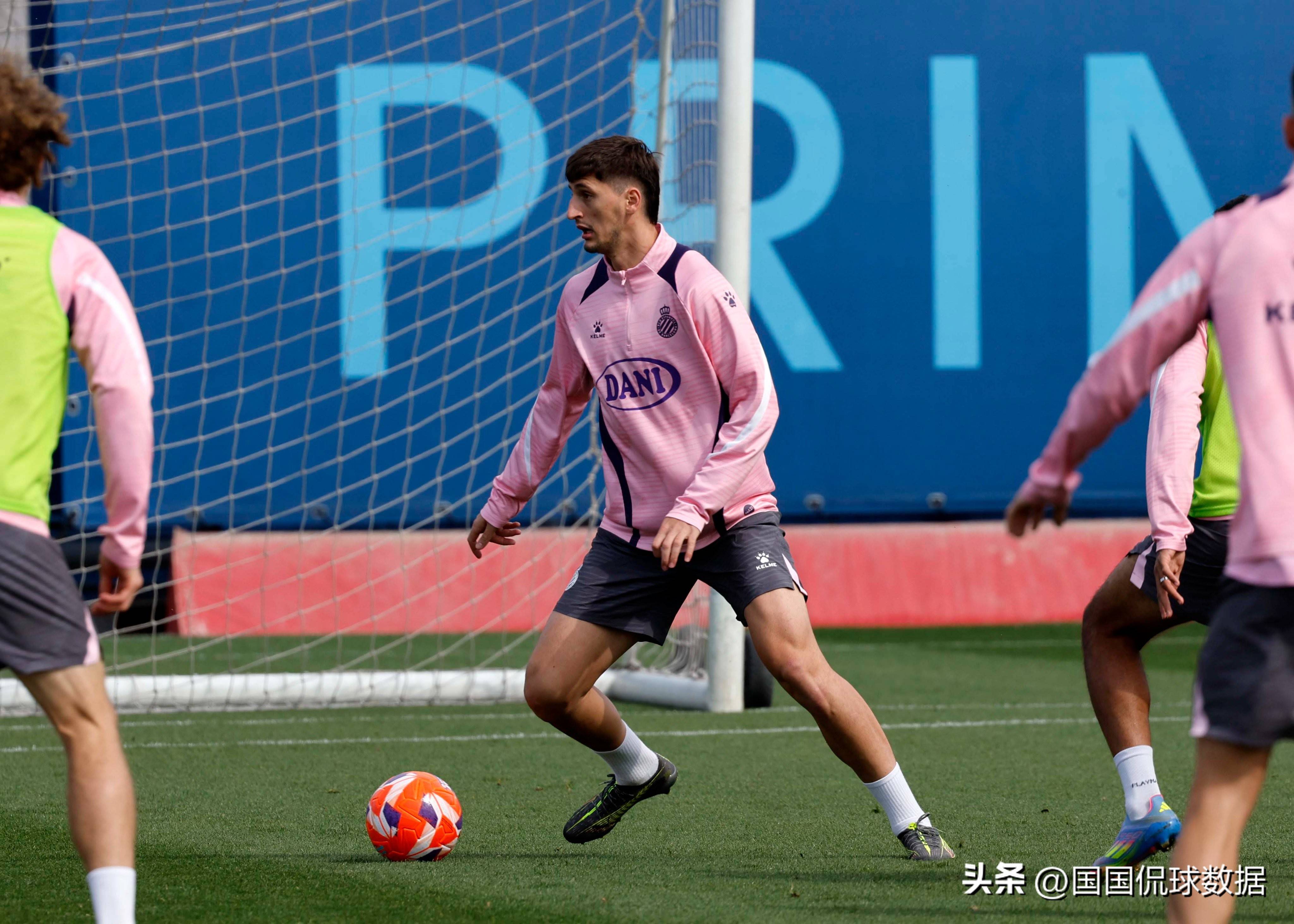 巴塞罗那门将成功守住球门,保证球队胜利 巴塞罗那门将成功守住球门,保证球队胜利