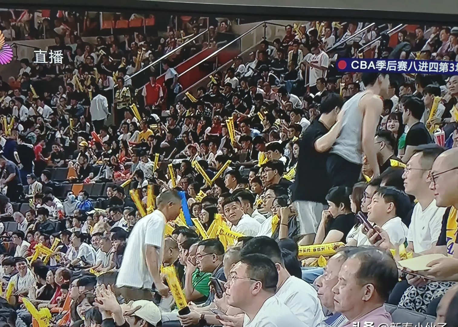 球队实力对抗激烈，场上比赛引发无数观众狂热的简单介绍