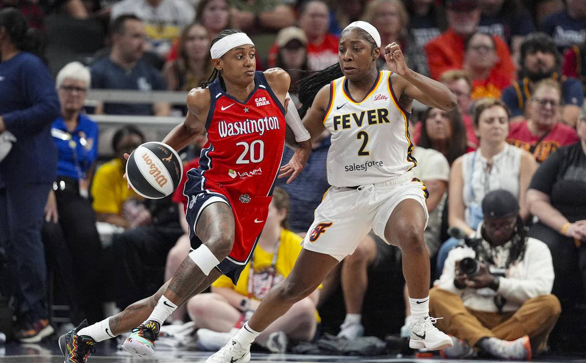 球队实力对抗激烈，场上比赛引发无数观众狂热的简单介绍