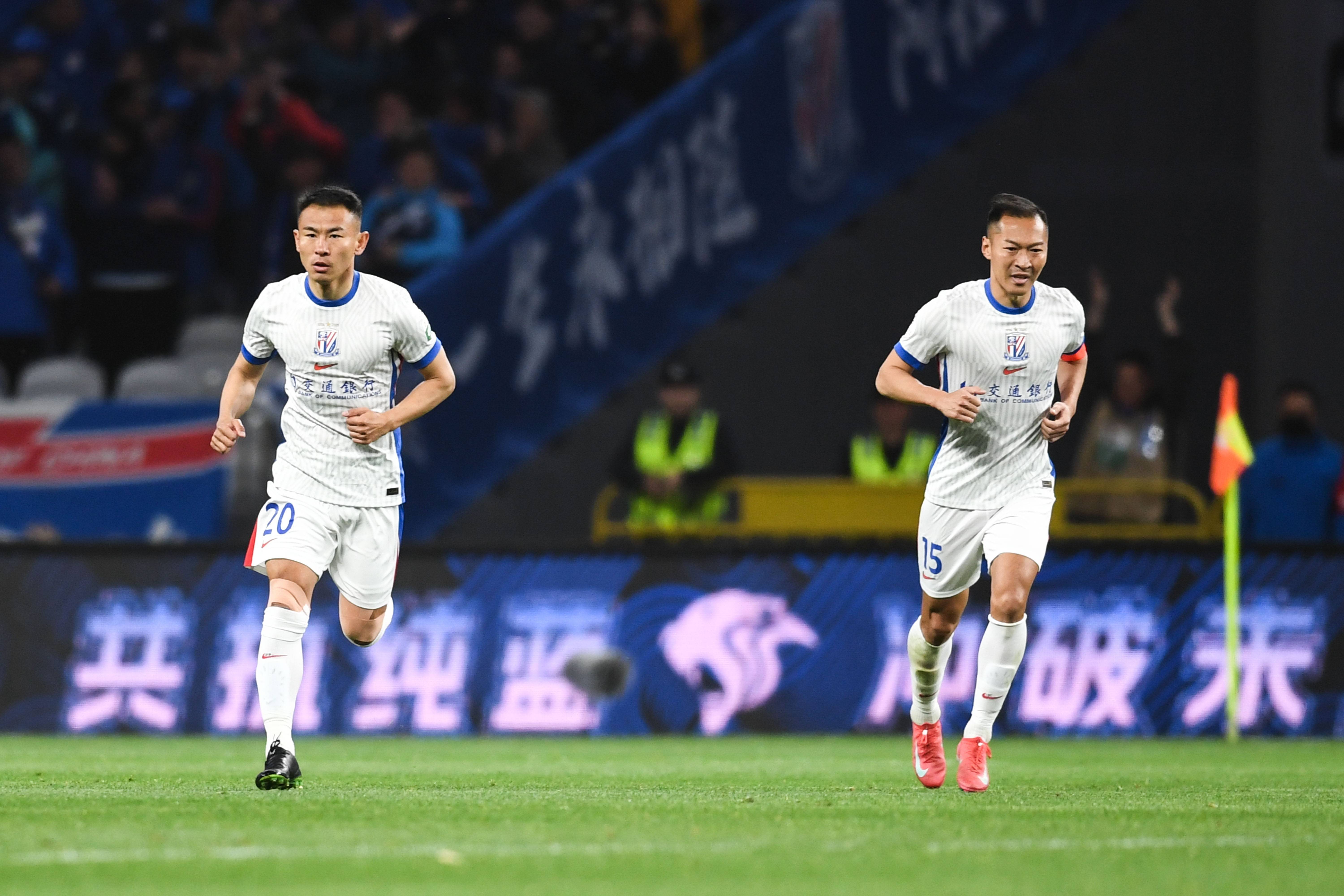 关键比赛，球队拼尽全力追平比分