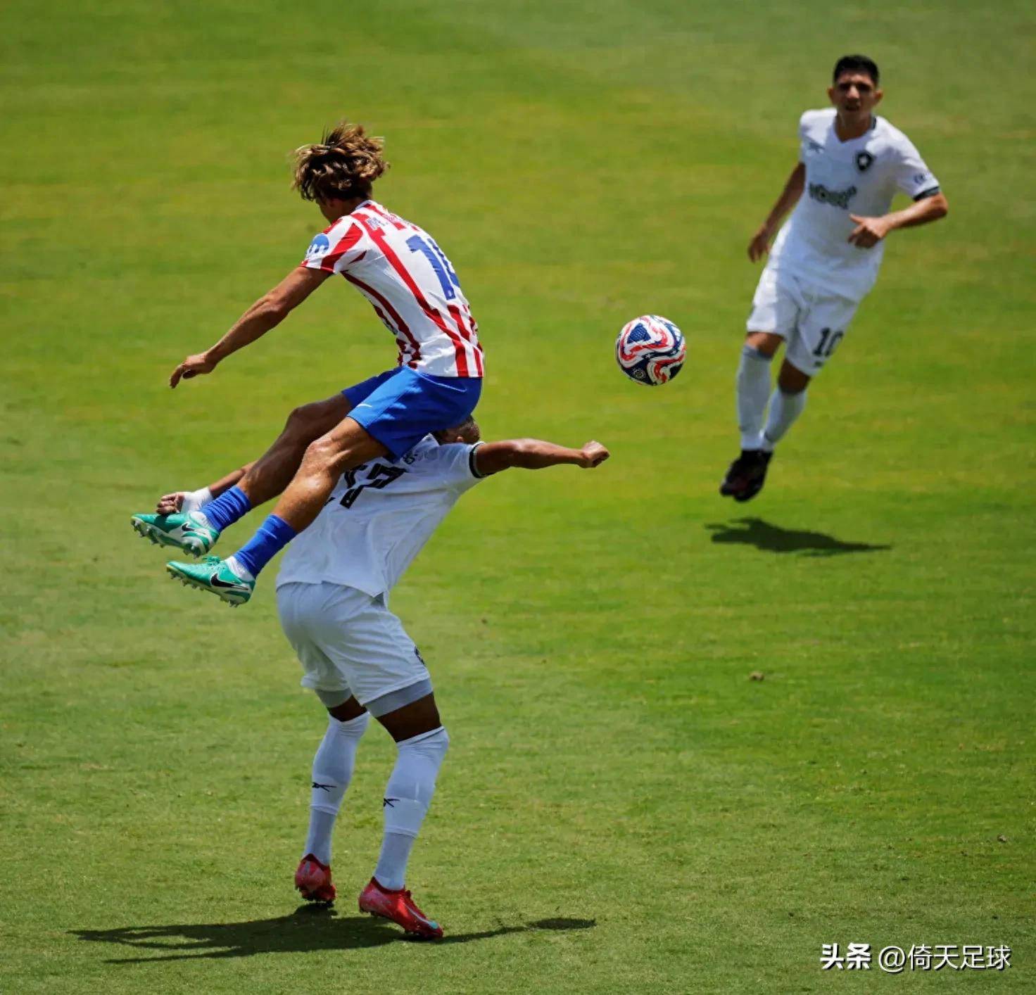 足球比赛中的情感碰撞，引人关注