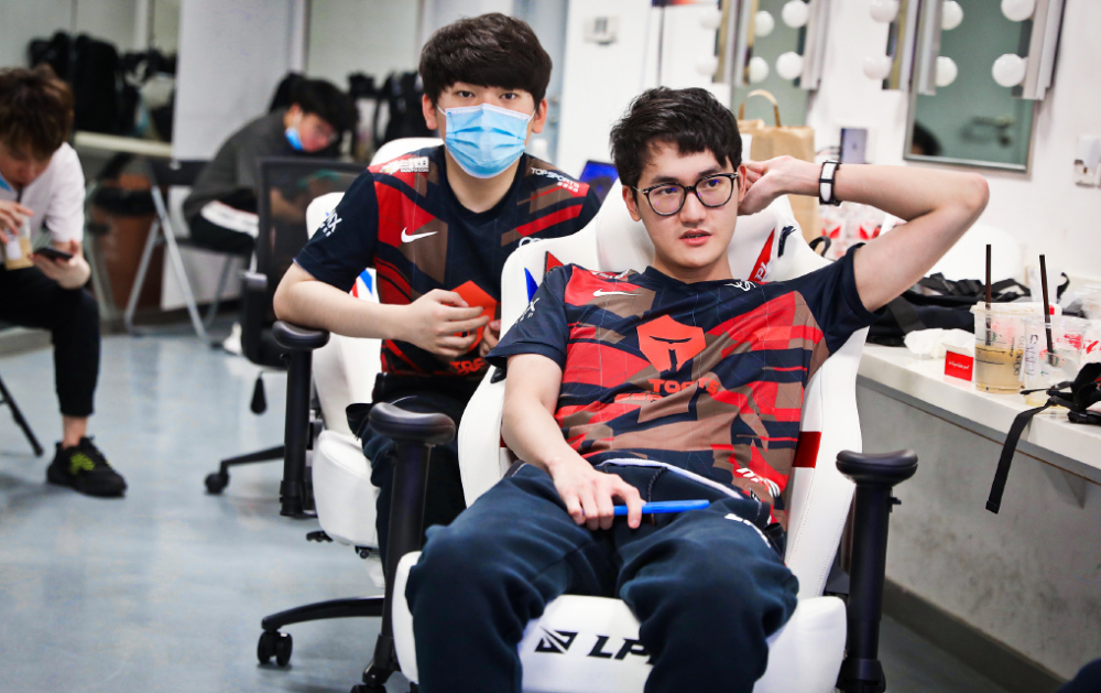 TSM碾压CLG,Elk操刀奇招英雄翻盘激烈交锋全球总决赛,成为赛场最大亮点 TSM碾压CLG,Elk操刀奇招英雄翻盘激烈交锋全球总决赛,成为赛场最大亮点