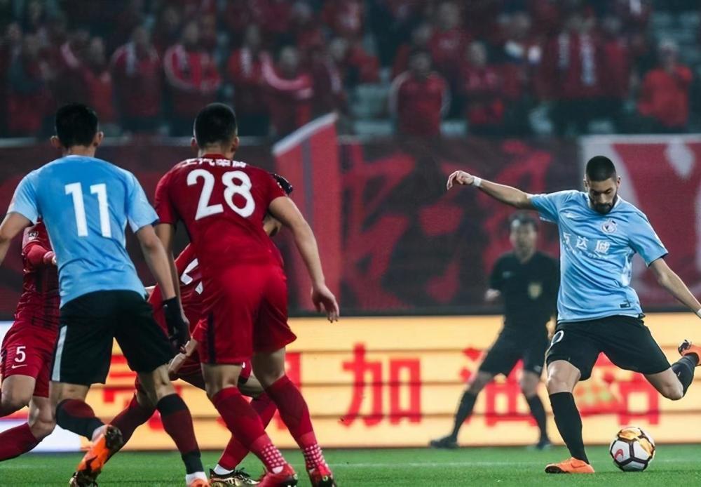 上港客场惊险逆转华夏幸福，登顶