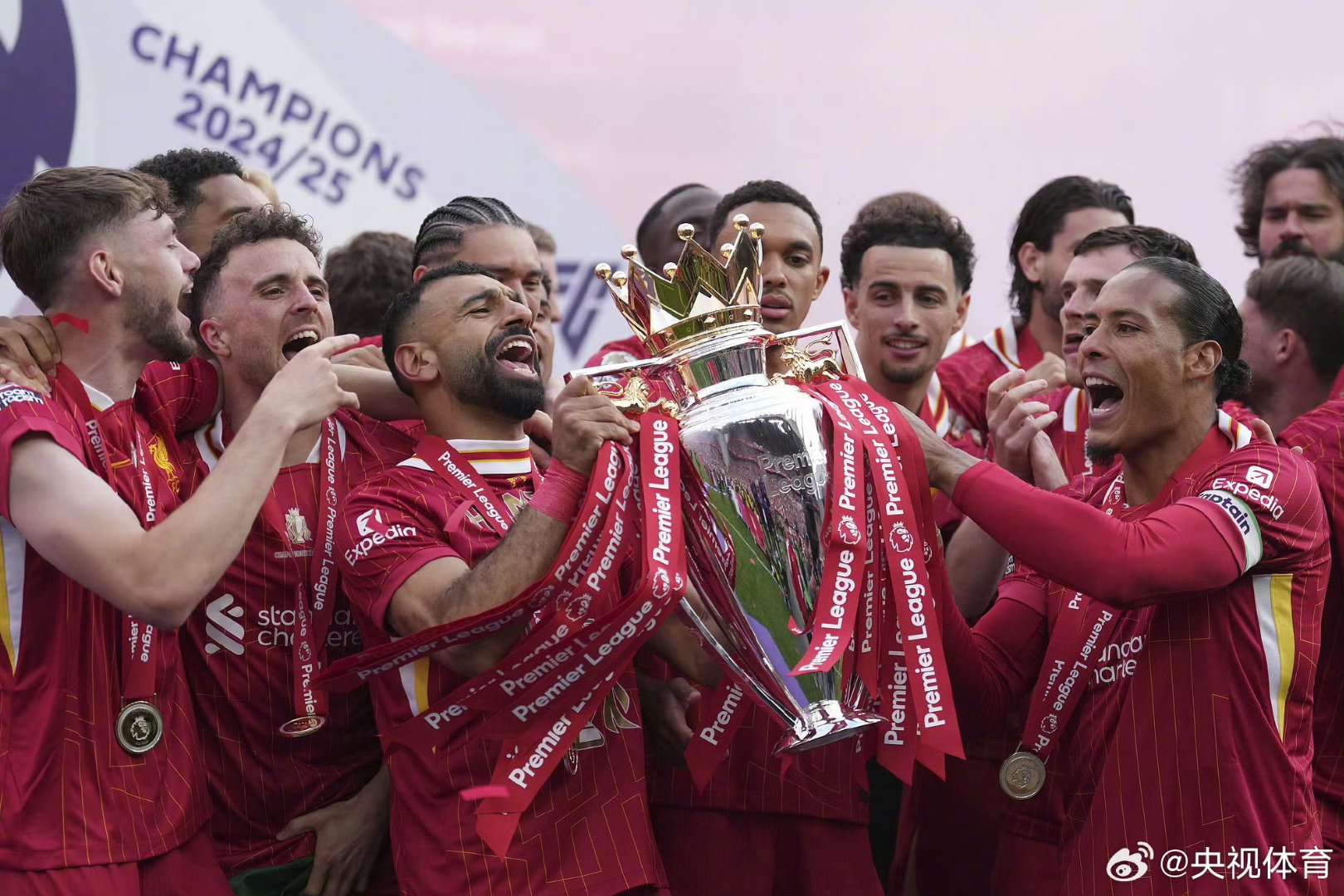 欧预赛精彩瞬间回顾,球迷热情高涨 欧预赛精彩瞬间回顾,球迷热情高涨