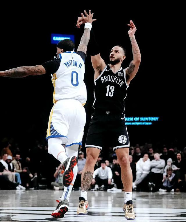 勇士力克篮网，库里连砍两双