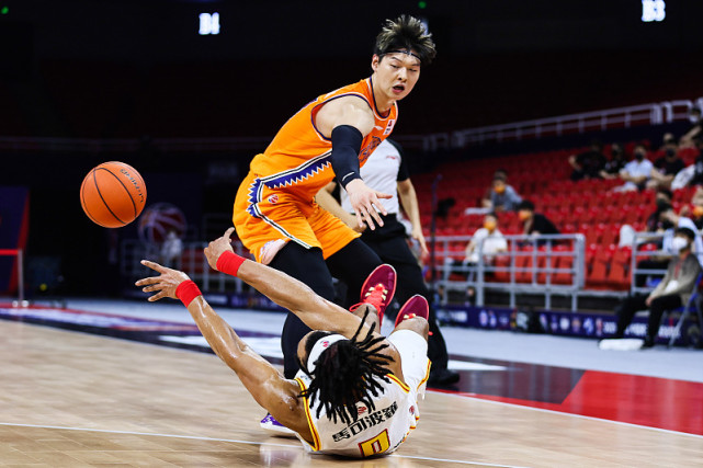 关于江苏队鏖战四川队,王哲林扛起全队的信息 关于江苏队鏖战四川队,王哲林扛起全队的信息