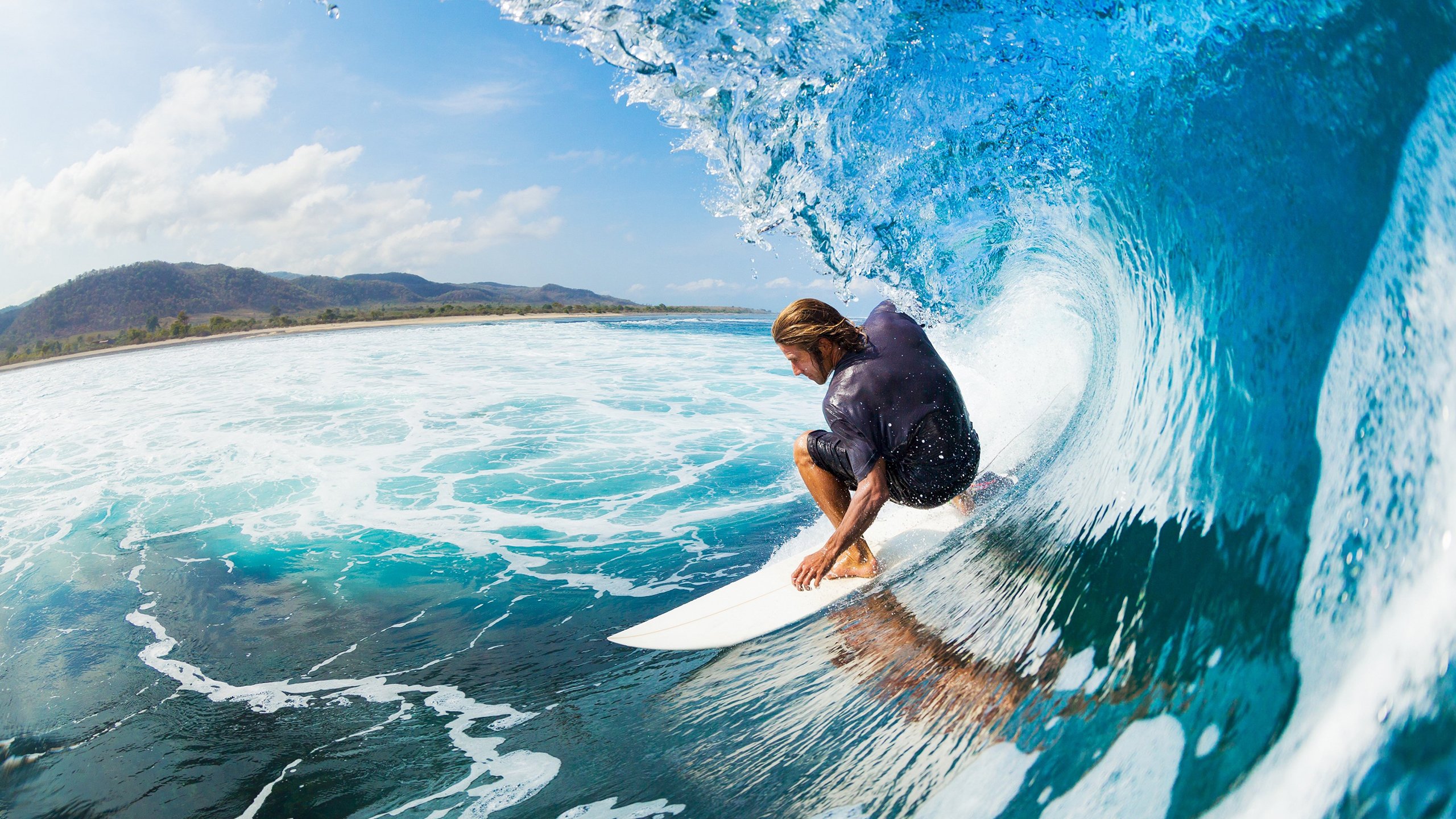 英超争冠乱战与格子军团碾压—足球世界的两极交响