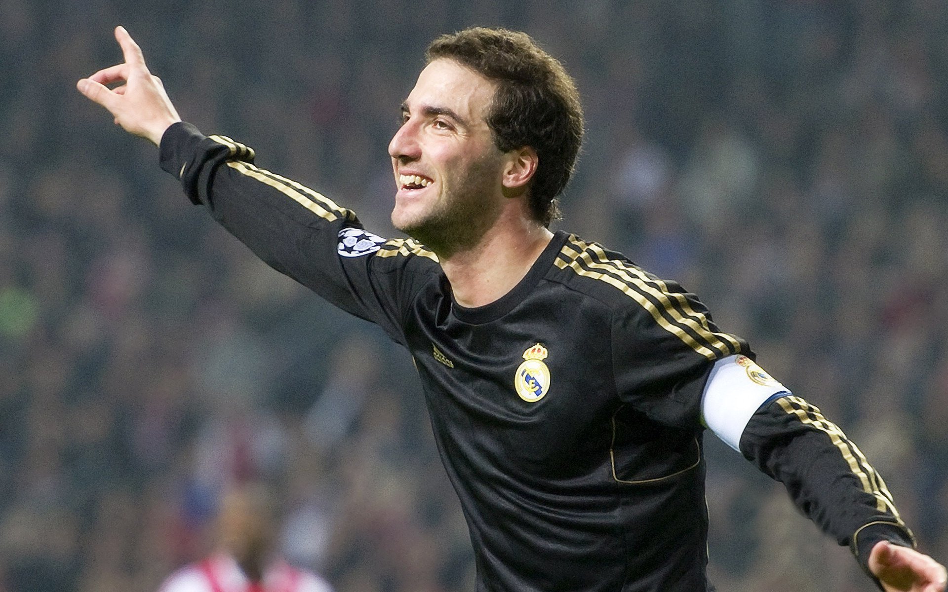 虚拟绿茵场上的东方巨龙,当中国红对决德国战车,格列兹曼的量子分身惊艳四座